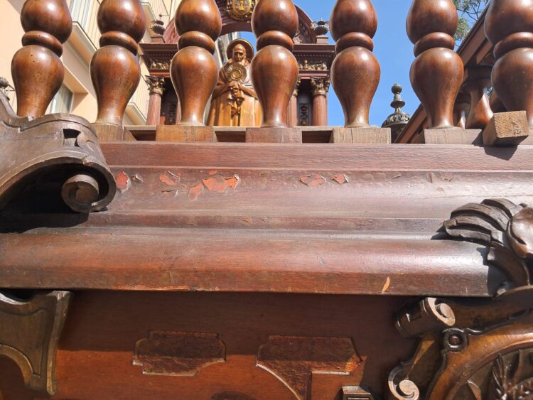 La Roca del Patriarca sale a la calle después de una limpieza superficial y arreglar sus ruedas