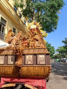 La Roca del Patriarca sale a la calle después de una limpieza superficial y arreglar sus ruedas 8 La Roca del Patriarca sale a la calle después de una limpieza superficial y arreglar sus ruedas