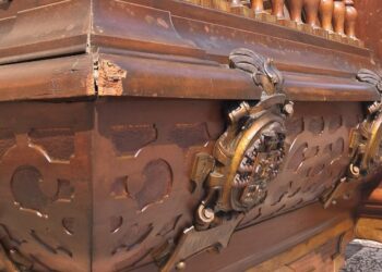 La Roca del Patriarca sale a la calle después de una limpieza superficial y arreglar sus ruedas