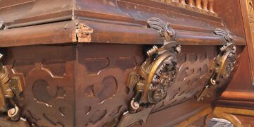 La Roca del Patriarca sale a la calle después de una limpieza superficial y arreglar sus ruedas