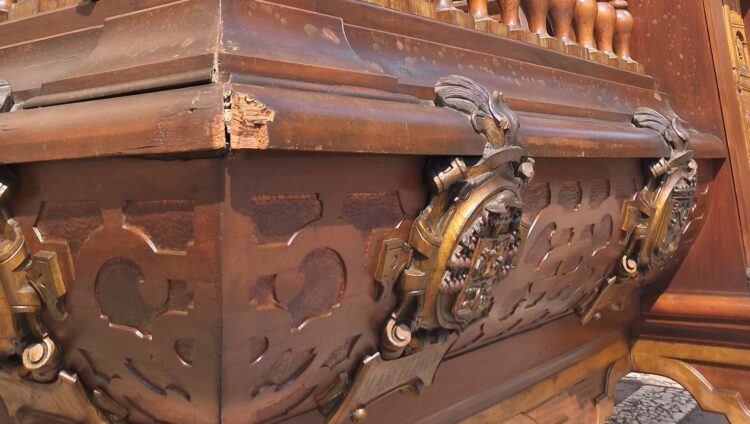 La Roca del Patriarca sale a la calle después de una limpieza superficial y arreglar sus ruedas