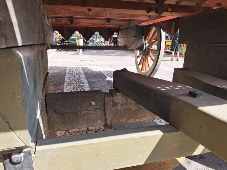 La Roca del Patriarca sale a la calle después de una limpieza superficial y arreglar sus ruedas