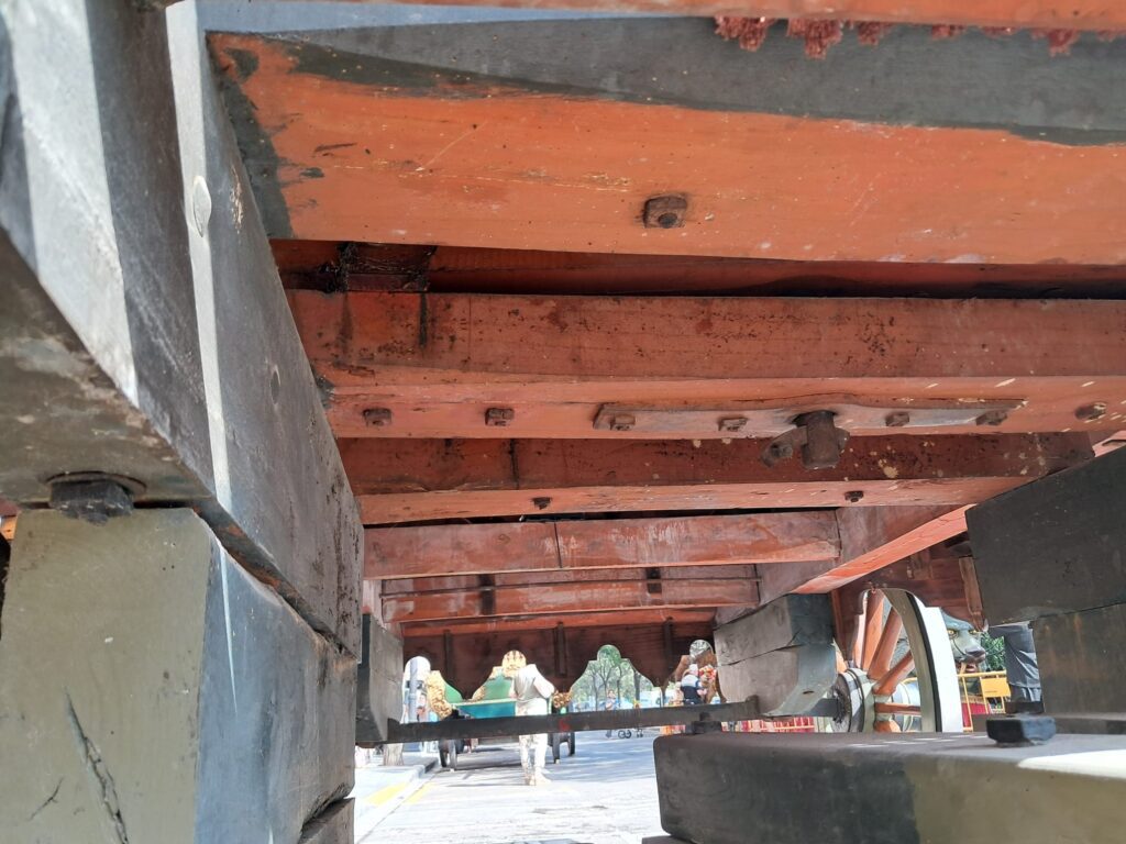 La Roca del Patriarca sale a la calle después de una limpieza superficial y arreglar sus ruedas