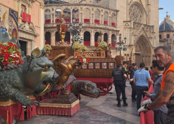 Traslado de las 3 Rocas del Corpus y el bestiario a la Plaza de la Mare de Deu entre gran expectación