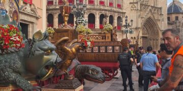 Traslado de las 3 Rocas del Corpus y el bestiario a la Plaza de la Mare de Deu entre gran expectación