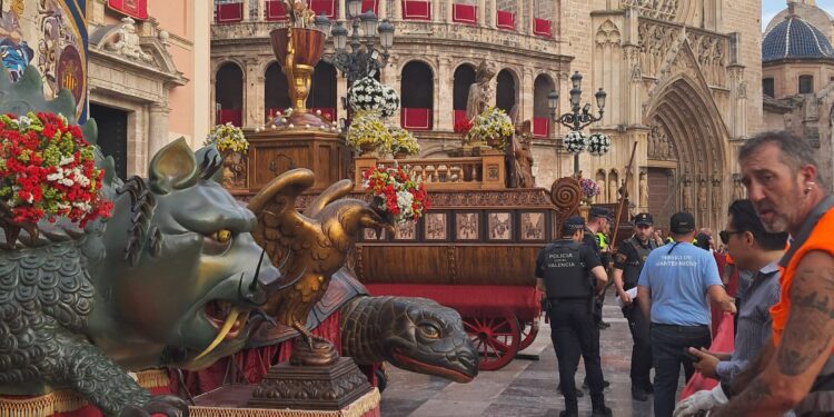 Traslado de las 3 Rocas del Corpus y el bestiario a la Plaza de la Mare de Deu entre gran expectación 1 Traslado de las 3 Rocas del Corpus y el bestiario a la Plaza de la Mare de Deu entre gran expectación