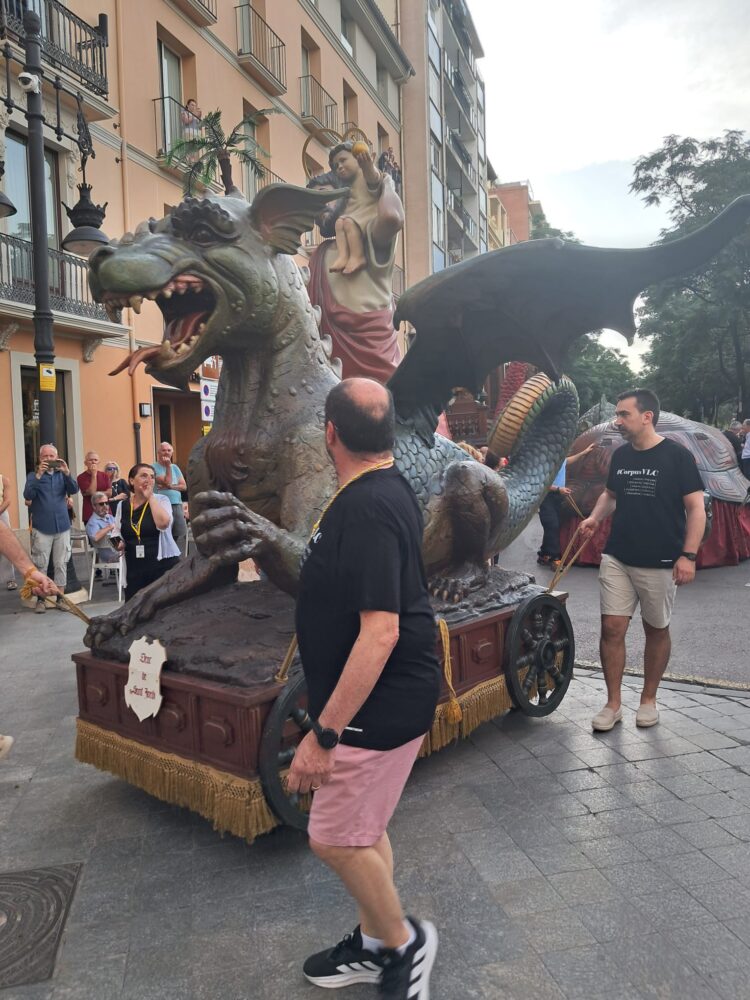 Traslado de las 3 Rocas del Corpus y el bestiario a la Plaza de la Mare de Deu entre gran expectación