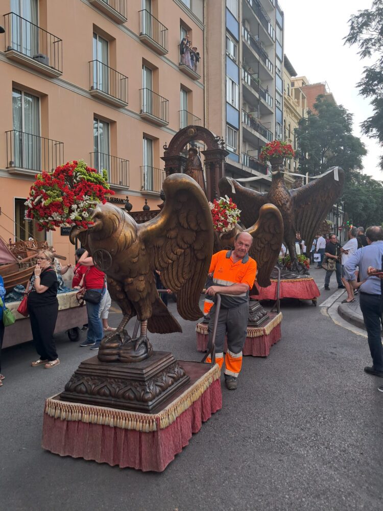 Traslado de las 3 Rocas del Corpus y el bestiario a la Plaza de la Mare de Deu entre gran expectación
