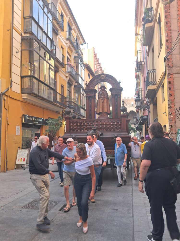 Traslado de las 3 Rocas del Corpus y el bestiario a la Plaza de la Mare de Deu entre gran expectación
