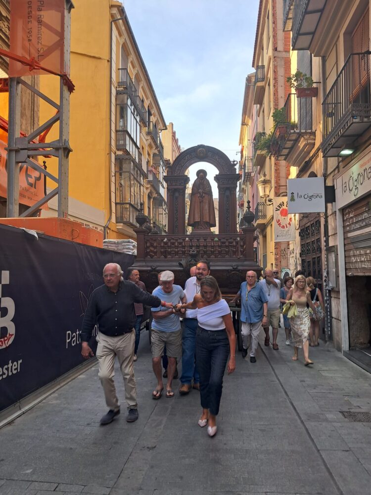 Traslado de las 3 Rocas del Corpus y el bestiario a la Plaza de la Mare de Deu entre gran expectación