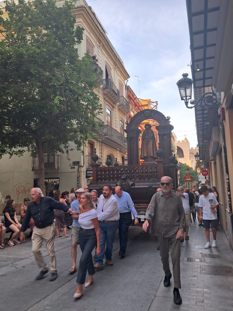 Traslado de las 3 Rocas del Corpus y el bestiario a la Plaza de la Mare de Deu entre gran expectación