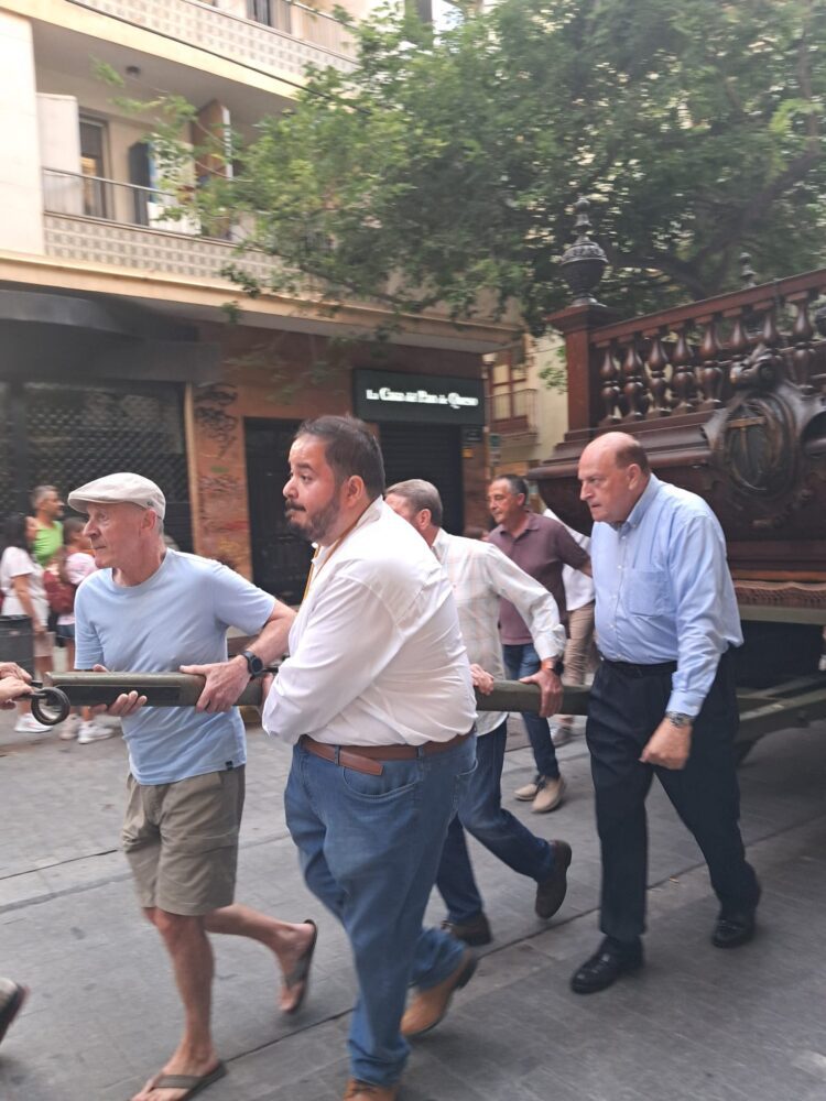 Traslado de las 3 Rocas del Corpus y el bestiario a la Plaza de la Mare de Deu entre gran expectación