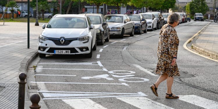 Cierran al tráfico la Plaza Javier Goerlich y se reorganiza el aparcamiento en Ayora para ganar 27 plazas