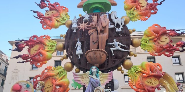 Alicante disfruta de las Hogueras con récord de participación