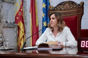 Catalá "se engancha" con las entidades LGTBIQ+ en el Pleno del Ajuntament de Valéncia