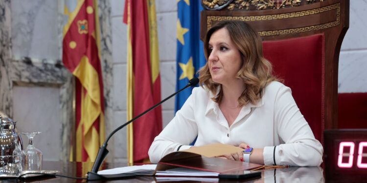 Catalá "se engancha" con las entidades LGTBIQ+ en el Pleno del Ajuntament de Valéncia