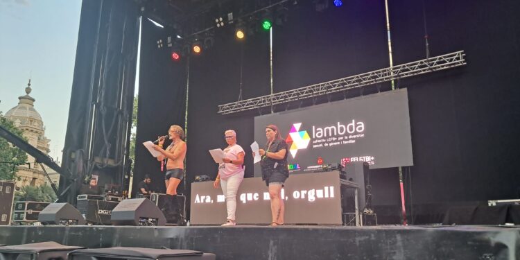 AVEGAL impide en la plaza del Ayuntamiento a Noticias Ciudadanas poder trabajar