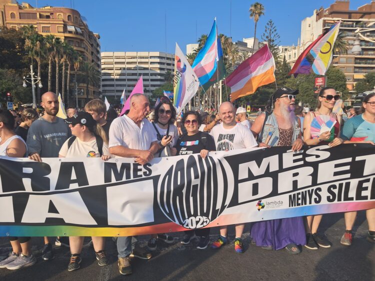 El fuerte calor no impidió a decenas de miles de personas reivindicar el Orgullo por las calles del Cap i Casal
