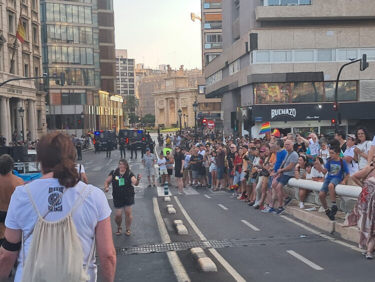 El fuerte calor no impidió a decenas de miles de personas reivindicar el Orgullo por las calles del Cap i Casal