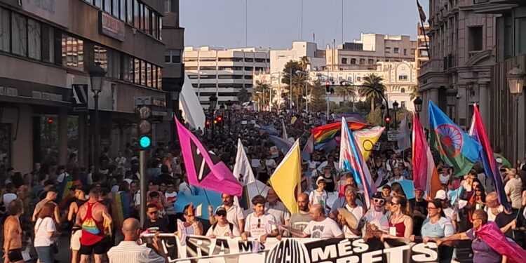El fuerte calor no impidió a decenas de miles de personas reivindicar el Orgullo por las calles del Cap i Casal