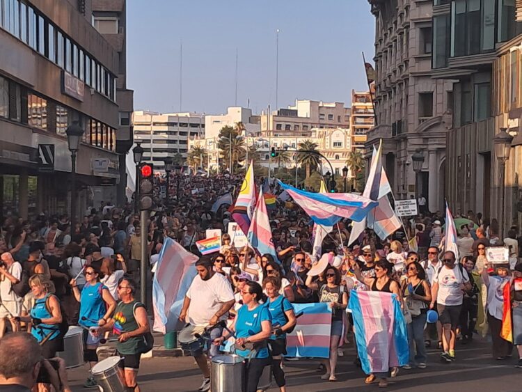El fuerte calor no impidió a decenas de miles de personas reivindicar el Orgullo por las calles del Cap i Casal
