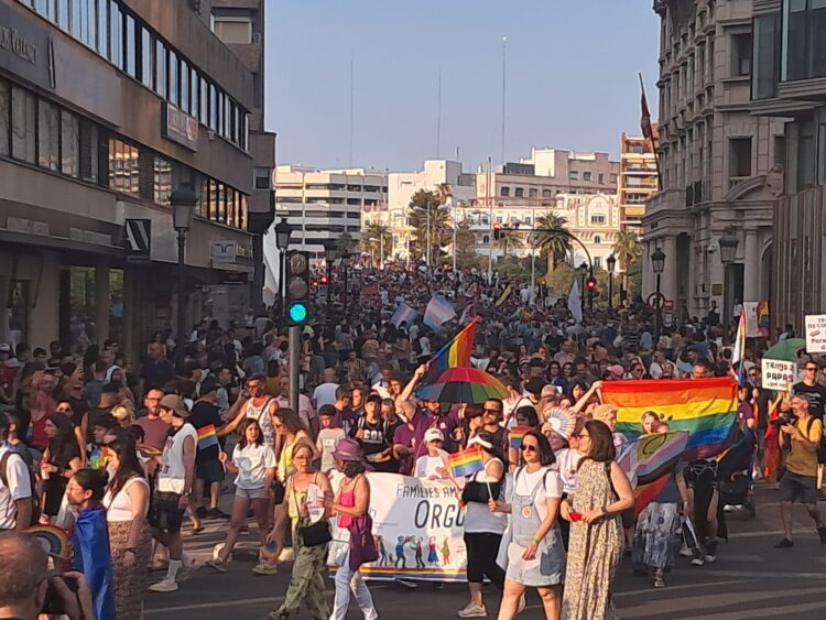 El fuerte calor no impidió a decenas de miles de personas reivindicar el Orgullo por las calles del Cap i Casal