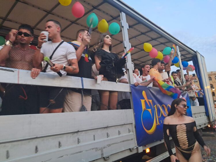 El fuerte calor no impidió a decenas de miles de personas reivindicar el Orgullo por las calles del Cap i Casal