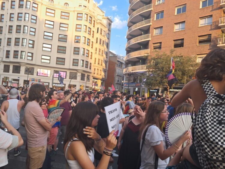 Estética antisistema, esteladas y gritos contra Israel en la otra marcha del Orgullo, «El Orgullo Crítico»
