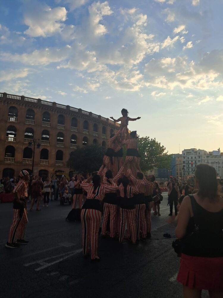 Estética antisistema, esteladas y gritos contra Israel en la otra marcha del Orgullo, «El Orgullo Crítico»