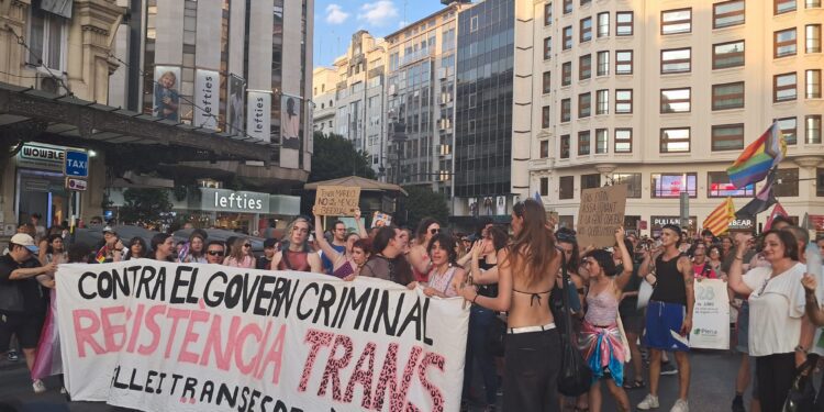 Estética antisistema, esteladas y gritos contra Israel en la otra marcha del Orgullo, «El Orgullo Crítico»