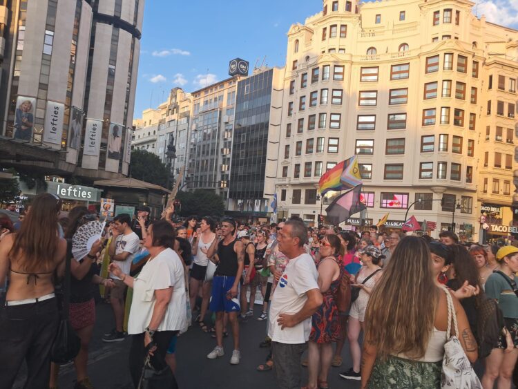 Estética antisistema, esteladas y gritos contra Israel en la otra marcha del Orgullo, «El Orgullo Crítico»