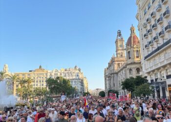 Cerca de 5.000 personas en la 8ª manifestación contra Mazón por la #DANA 10 Cerca de 5.000 personas en la 8ª manifestación contra Mazón por la #DANA