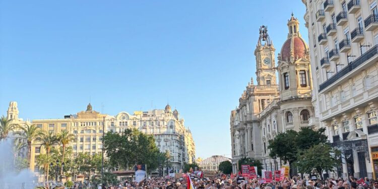 Cerca de 5.000 personas en la 8ª manifestación contra Mazón por la #DANA 1 Cerca de 5.000 personas en la 8ª manifestación contra Mazón por la #DANA
