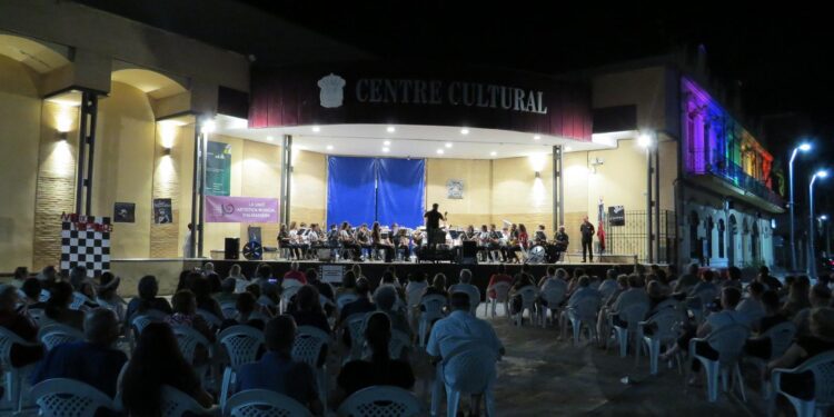 Éxito rotundo del “Concert a la Fresca” d'Almàssera dedicado a los Grandes Musicales