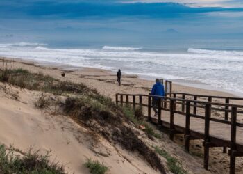 Muere un hombre de unos 70 años mientras se bañaba en una playa de Guardamar del Segura