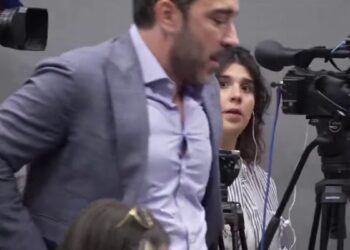 Tensión en el Congreso: Aldama irrumpe en la comparecencia de Leire Díez y lanza amenazas contra Sánchez y Santos Cerdán