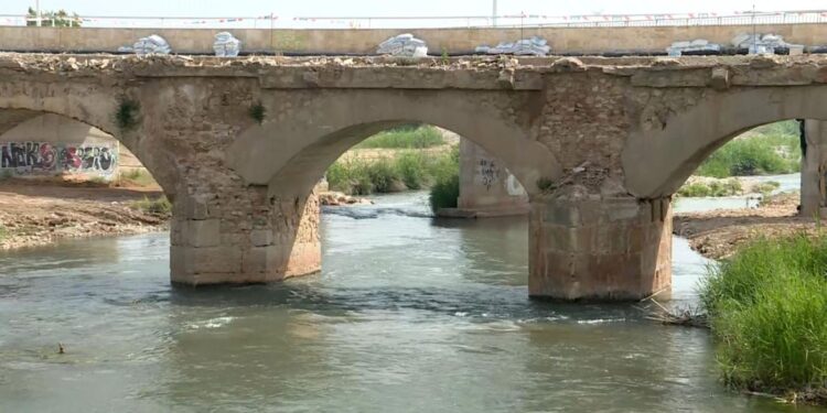 Ribarroja desaconseja bañarse en el río por posibles restos peligrosos tras la DANA