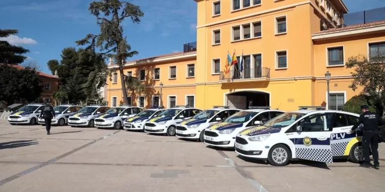 Un padre entrega a su hijo en la Policía Local de Valencia al no poder mantenerlo: detenido y puesto en libertad 1 Operación policial en Valencia: detenidos dos peligrosos fugitivos buscados por homicidio y narcotráfico