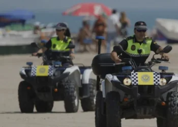 La Policía Local de Valencia detiene a un hombre por exhibicionismo e intimidación a menores en la playa de la Malvarrosa