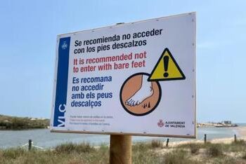 El Ayuntamiento de Valencia recomienda no caminar descalzo por las playas afectadas por la dana