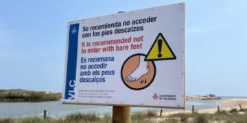 El Ayuntamiento de Valencia recomienda no caminar descalzo por las playas afectadas por la dana