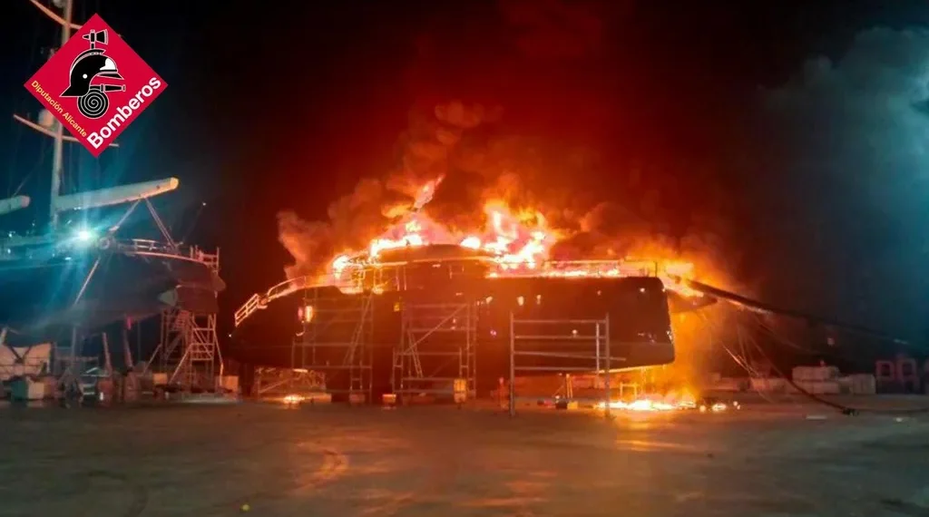 Un incendio afecta a un catamarán de grandes dimensiones en el Puerto de Dénia