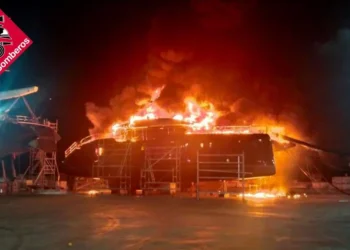 Un incendio afecta a un catamarán de grandes dimensiones en el Puerto de Dénia