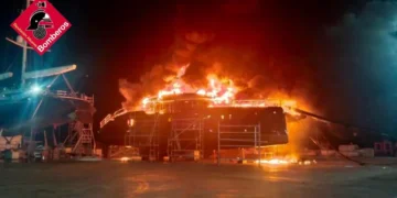 Un incendio afecta a un catamarán de grandes dimensiones en el Puerto de Dénia