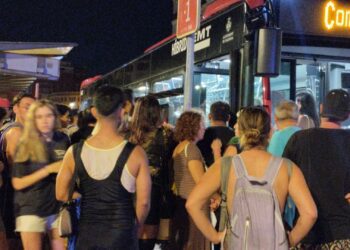 Valéncia por la noche: luces encendidas, transporte apagado