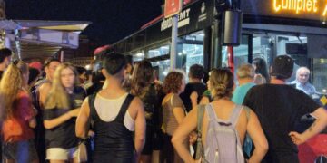 Valéncia por la noche: luces encendidas, transporte apagado