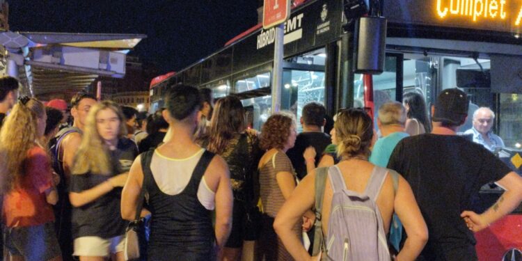 Valéncia por la noche: luces encendidas, transporte apagado 1 Valéncia por la noche: luces encendidas, transporte apagado