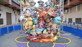 Florida Portazgo, ganadora del primer premio de la Seccion Especial Infantil de las Fogueres 2025