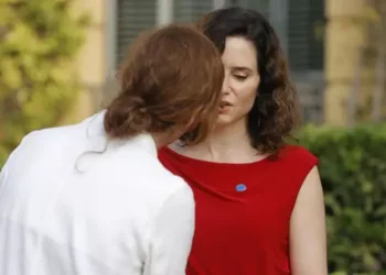 Ayuso rechaza los “dos besos” de Mónica García y acusa al Gobierno de hipocresía institucional