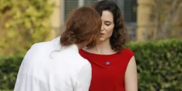 Ayuso rechaza los “dos besos” de Mónica García y acusa al Gobierno de hipocresía institucional